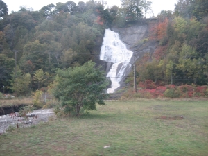 Te voet op weg naar de waterval.