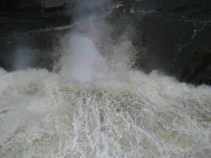 Foto vanaf de brug over de waterval