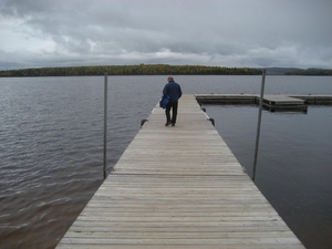 Een houten pier in het meer.