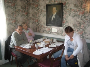 Eten onder het portret van n van de Burgemeesters