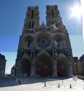 2009_08_23 013ABC-pano Laon - kathedraal voorkant