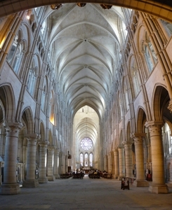 2009_08_23 019AB-pano Laon - kathedraal binnen