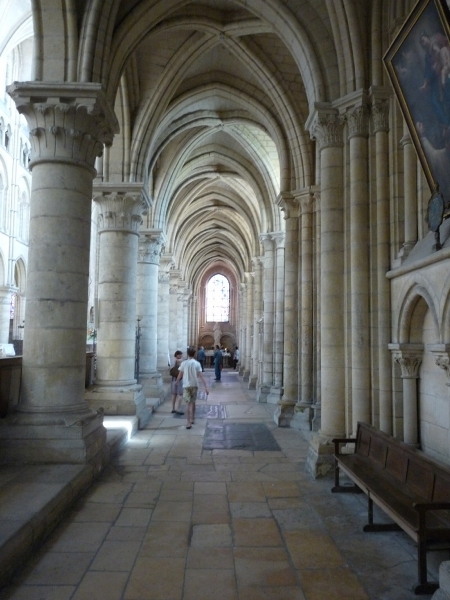 2009_08_23 044 Laon - kathedraal binnen, Mieke, Benno