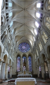 2009_08_23 050ABCD-pano Laon - kathedraal binnen