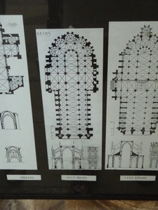 2009_08_23 061 Laon - kathedraal binnen - plattegrond Reims