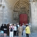 2009_08_23 067 Laon - kathedraal voorportaal, groep mensen bij gi