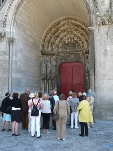 2009_08_23 067 Laon - kathedraal voorportaal, groep mensen bij gi