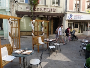 2009_08_23 070 Laon - restau terras - speciale stoelen, Mieke, Be