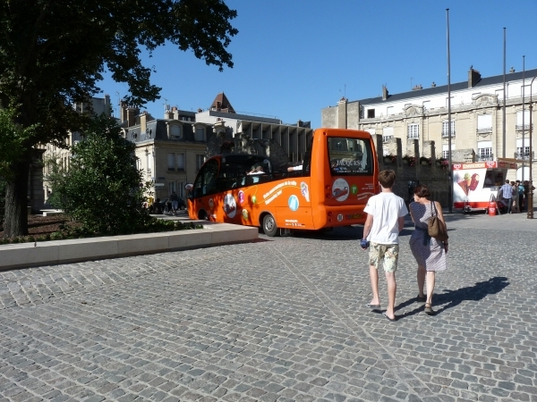 2009_08_23 086 Reims - Mieke en Benno bij kathedraal en toeristis
