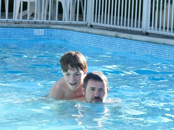 2009_08_23 087 Reims hotel - Danny en Benno in zwembad