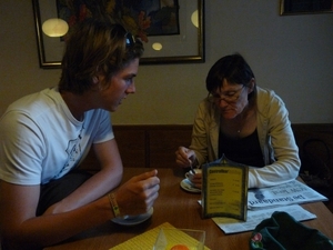 2009_07_07 007 Sterzing (Vipiteno) - café - Mieke en Otto met ko