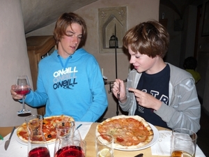 2009_07_07 018 Albeins (Albes) - pizzeria - Otto en Benno met ete