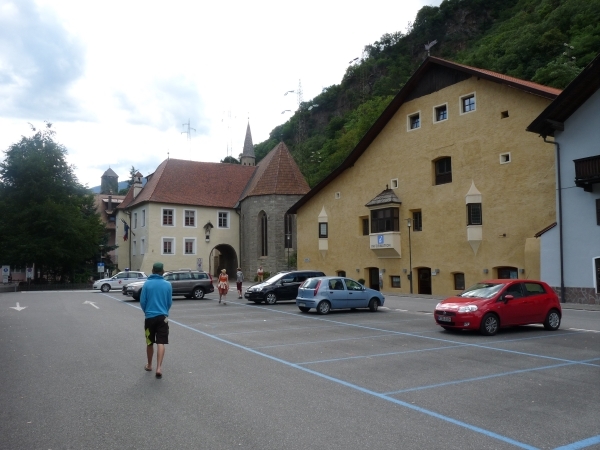 2009_07_08 024 Klausen (Chiusa) - parking, gebouwen - Otto, Mieke