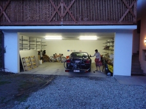 2009_07_08 065 Albeins (Albes) Untersteinerhof - Mieke in garage