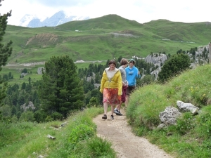 2009_07_09 016 Sellajoch (Passo Sella) - Mieke, Benno, Otto wande