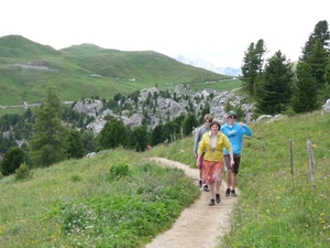 2009_07_09 018 Sellajoch (Passo Sella) - Mieke, Benno, Otto wande