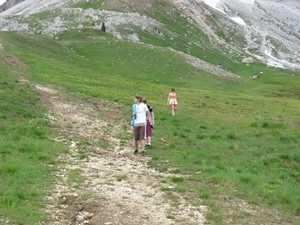 2009_07_09 019 Sellajoch (Passo Sella) - Mieke, Benno, Otto wande