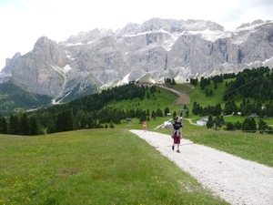 2009_07_09 036 Sellajoch (Passo Sella) - Mieke, Benno wandelen