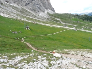 2009_07_09 057 Sellajoch (Passo Sella) - Mieke wandelt