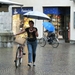 2009_07_09 086 Brixen (Bressanone) - mensen met fiets en paraplu
