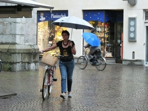 2009_07_09 086 Brixen (Bressanone) - mensen met fiets en paraplu