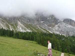 2009_07_10 027 Würzjoch (Passo delle Erbe) - Mieke bij rotsen in