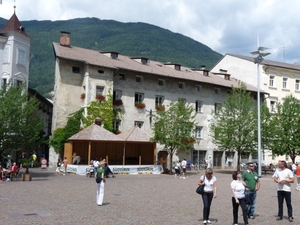 2009_07_11 016 Brixen (Bressanone) - plein voor kathedraal, podiu