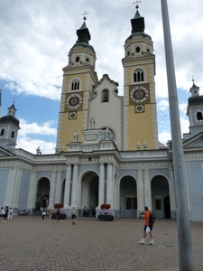 2009_07_11 039 Brixen (Bressanone) - kathedraal buiten, plein