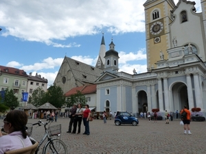 2009_07_11 040 Brixen (Bressanone) - kathedraal buiten, plein