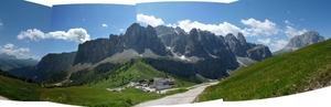 2009_07_13 008BCDE-pano Grödnerjoch (Passo Gardena) - vallei, pa