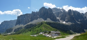 2009_07_13 008CD-pano Grödnerjoch (Passo Gardena) - pas, rotsen