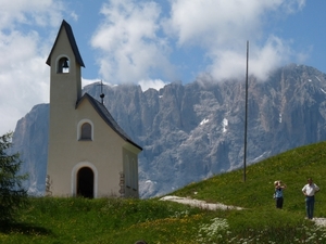 2009_07_13 036 Grödnerjoch (Passo Gardena) - kerkje, rotsen