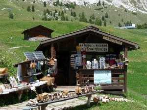 2009_07_13 039 Grödnerjoch (Passo Gardena) - souvenirstalletje