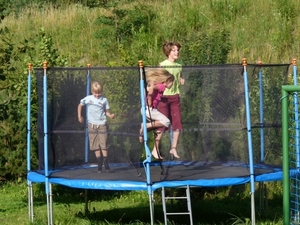 2009_07_13 071 Albeins (Albes) Untersteinerhof - tuin - trampolin