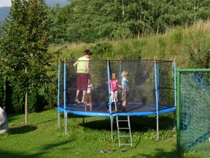 2009_07_13 074 Albeins (Albes) Untersteinerhof - tuin - trampolin