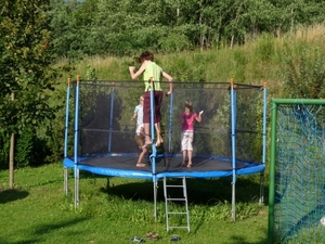 2009_07_13 075 Albeins (Albes) Untersteinerhof - tuin - trampolin