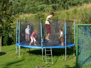 2009_07_13 076 Albeins (Albes) Untersteinerhof - tuin - trampolin