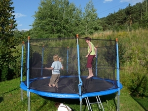 2009_07_13 077 Albeins (Albes) Untersteinerhof - tuin - trampolin