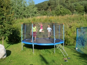 2009_07_13 080 Albeins (Albes) Untersteinerhof - tuin - trampolin