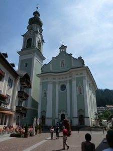 2009_07_14 005 Toblach (Dobbiaco) - kerk buiten, kerkplein