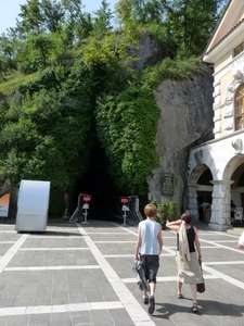 2009_07_15 006 Postojna grotten - buiten - Mieke en Benno