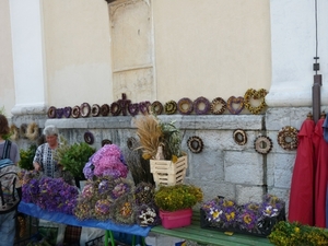 2009_07_16 014 Ljubljana - markt - bloemkransen