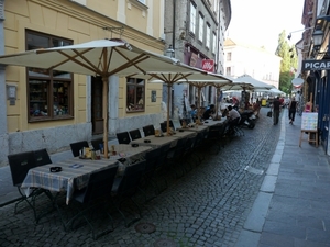 2009_07_16 034 Ljubljana - terras - straat met terrasjes in het m