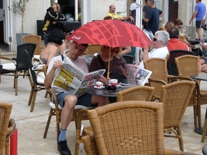 2009_07_18 012 Pag stad - terras - regen - paraplu