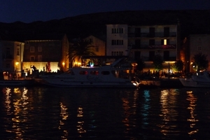 2009_07_19 042 Pag - stad in de nacht, sjieke boot