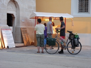 2009_07_20 040 Novigrad - restau - ingang kerk, kraampje artiest