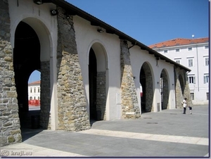 2009_07_22 024 (internet) Koper - Carpaccio Square - gebouw