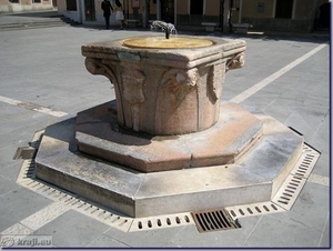 2009_07_22 026 (internet) Koper - Carpaccio Square - fontein