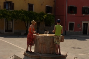 2009_07_22 026 Koper - Carpaccio Square - fontein, Benno en Mieke