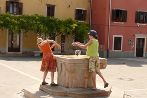 2009_07_22 027 Koper - Carpaccio Square - fontein, Benno en Mieke